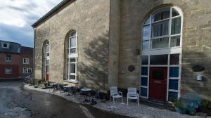 a group of chairs sitting outside of a building at B&B In de zevende hemel in Reijmerstok