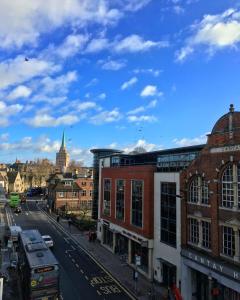 een straat met gebouwen en een blauwe lucht bij Central Backpackers in Oxford