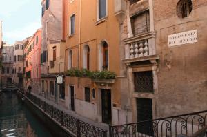 un canal en una ciudad con edificios y agua en Hotel Locanda Canal en Venecia