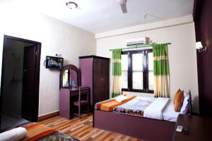 Tempat tidur dalam kamar di Sauraha Resort