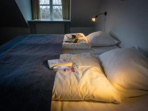 เตียงในห้องที่ Hotel Aarslev Kro