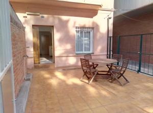 eine Terrasse mit einem Tisch und Stühlen auf dem Balkon in der Unterkunft Casa Carmen Barcelona in El Prat de Llobregat