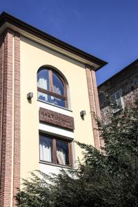 un edificio con una ventana con un cartel. en Spazio[Bianco], en Ivrea