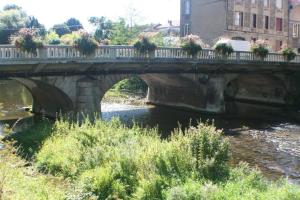 バル・ル・デュックにあるLes Ponts de l'Ornainの植物を架けた川橋
