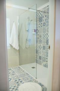 コンペタにあるLa Casa Del Recreoのバスルーム(ガラス張りのシャワー、トイレ付)