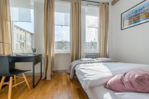 Posteľ alebo postele v izbe v ubytovaní Chmielna 73 P&O Serviced Apartments