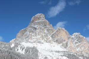 Vista generica sulle montagne o vista sulle montagne dall'interno dell'hotel