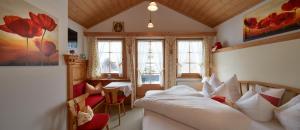 羅伊特的住宿－金特霍夫酒店，卧室配有一张床、一张书桌和窗户。