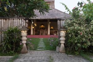 Gallery image of Owa Lodge Areguling in Kuta Lombok