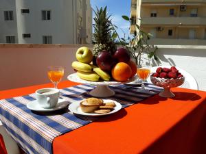 ガリポリにあるHouse Lidoの果物一皿とパンが付いたテーブル