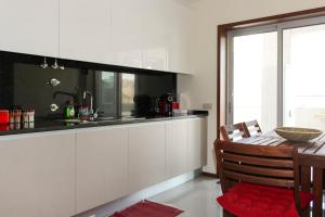 Ett kök eller pentry på Apartamento Latino Coelho