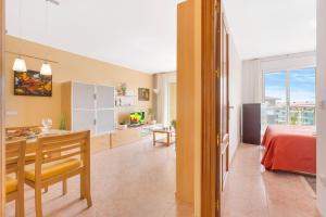cocina y sala de estar con cama y mesa en Europa Square Apartment, en Santa Susanna