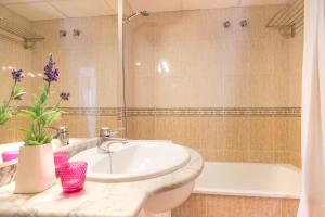 聖蘇珊娜的住宿－Europa Square Apartment，浴室配有盥洗盆和浴缸。