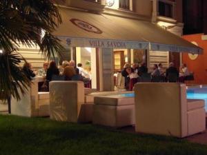 un ristorante con persone sedute ai tavoli di fronte ad esso di Hotel Villa Savoia a Torino