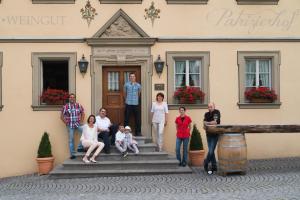 un grupo de personas de pie en las escaleras frente a un edificio en Der Patrizierhof - Weingut Gasthof Hotel - Familie Grebner en Großlangheim