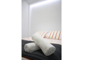 ein Bett mit zwei weißen Handtüchern darüber in der Unterkunft Smart Tech Plaza Flat in Salamanca