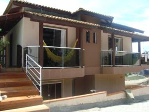 Casa pequeña con balcón y porche en Excelente casa para temporada - cód 07, en Bombinhas