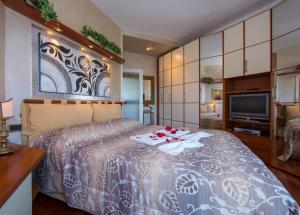 a bedroom with a bed with roses on it at Lo Specchio Sul Lago - The House Of Travelers in Como