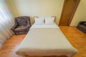 モスクワにあるInnDays on Lazarevaのベッド1台(枕2つ、椅子付)