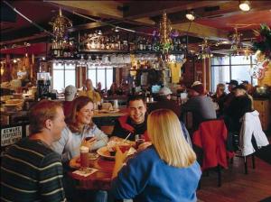 un groupe de personnes assises à une table dans un restaurant dans l'établissement Seneca - Snowshoe, à Snowshoe