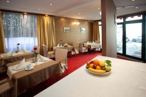 Un restaurante o sitio para comer en Authentic Luxury Rooms