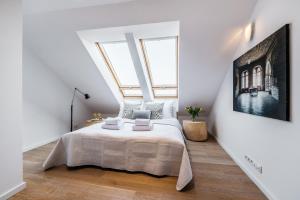 A bed or beds in a room at Penthouse Skyline by Loft Affair