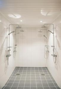 a bathroom with a shower and a tile floor at Morgedal Hotel - Unike Hoteller in Morgedal