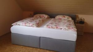 Ein Bett oder Betten in einem Zimmer der Unterkunft Ferienwohnung Maria Waldblick