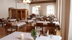 Restoran või mõni muu söögikoht majutusasutuses Klosterhotel Kreuz