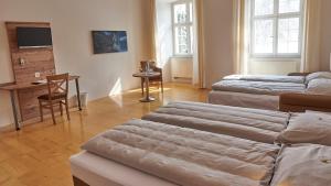 Una cama o camas en una habitación de Klosterhotel Kreuz 37 fotos más