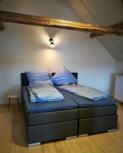 - un lit avec des draps et des oreillers bleus dans l'établissement Beim Hooch "Josef", à Brücktal