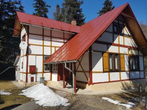 una pequeña casa con techo rojo en Vila Zdenka en Tatranská Kotlina