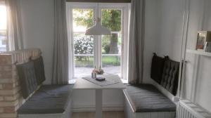 een woonkamer met een tafel en een raam bij "Engelsby-Dorf" in Flensburg