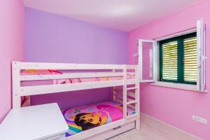 Poschodová posteľ alebo postele v izbe v ubytovaní Apartman Trobok
