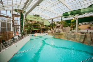 Bazén v ubytování Center Parcs Les Ardennes nebo v jeho okolí