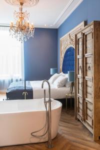 a living room with a couch and a bathtub at Boutiquehotel 't Gerecht in Heerenveen