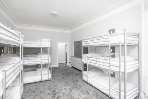 En eller flere senger på et rom på West End Hotel
