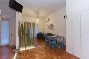 een woonkamer met een tafel en een bank bij Casitalinda in Lido di Ostia