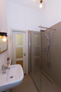 een badkamer met een wastafel en een douche bij Casitalinda in Lido di Ostia