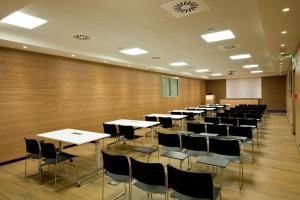 The business area and/or conference room at Viola Mhotel