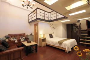 een slaapkamer met een bed en een woonkamer bij Happiness Yes Hostel 2 in Luodong
