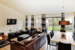 a living room with a couch and a table at Condo 09 Chemin des Abruzzes by Les Chalets Alpins in Stoneham