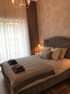 una camera da letto con un grande letto con due asciugamani di Apartament w centrum Krakowa Ariańska 6 a Cracovia