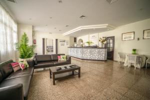 ein Wohnzimmer mit einer Couch und einem Tisch in der Unterkunft Hotel Oasis Familiar in Jerez de los Caballeros