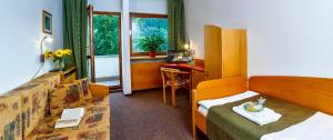 A bed or beds in a room at Hotel Flóra