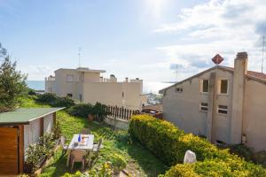 un patio trasero con una mesa y un edificio en Casa Linda, a due passi dal mare en Numana