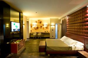 A television and/or entertainment centre at Viola Mhotel