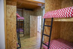 Palanda nebo palandy na pokoji v ubytování Buff Hostel Tirana