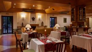 Reštaurácia alebo iné gastronomické zariadenie v ubytovaní Turim Club D'Azeitao Hotel