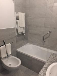 Koupelna v ubytování Intra Hotel